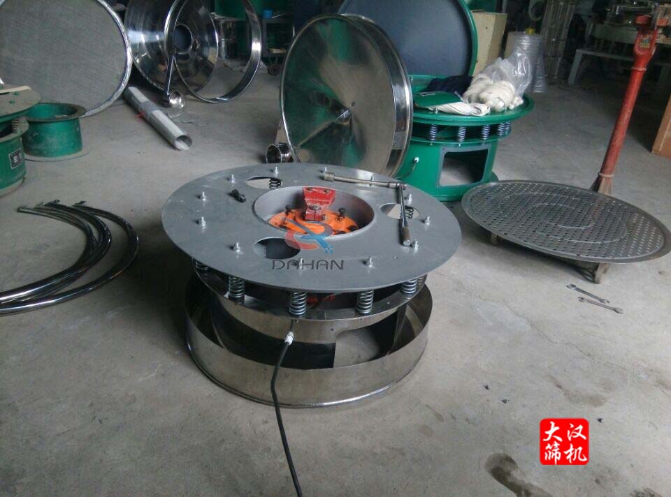 振動(dòng)電機放入三次元振動(dòng)篩底桶